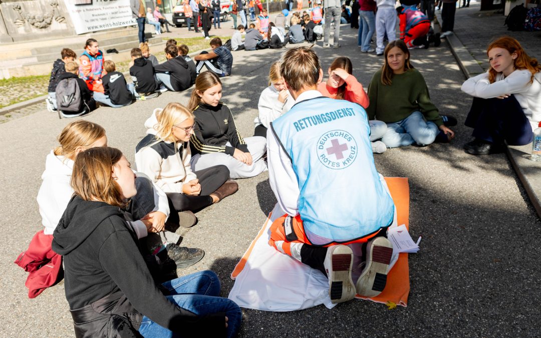 Reanimations-Flashmob mit 500 Schülerinnen und Schülern am Braunauer Stadtplatz