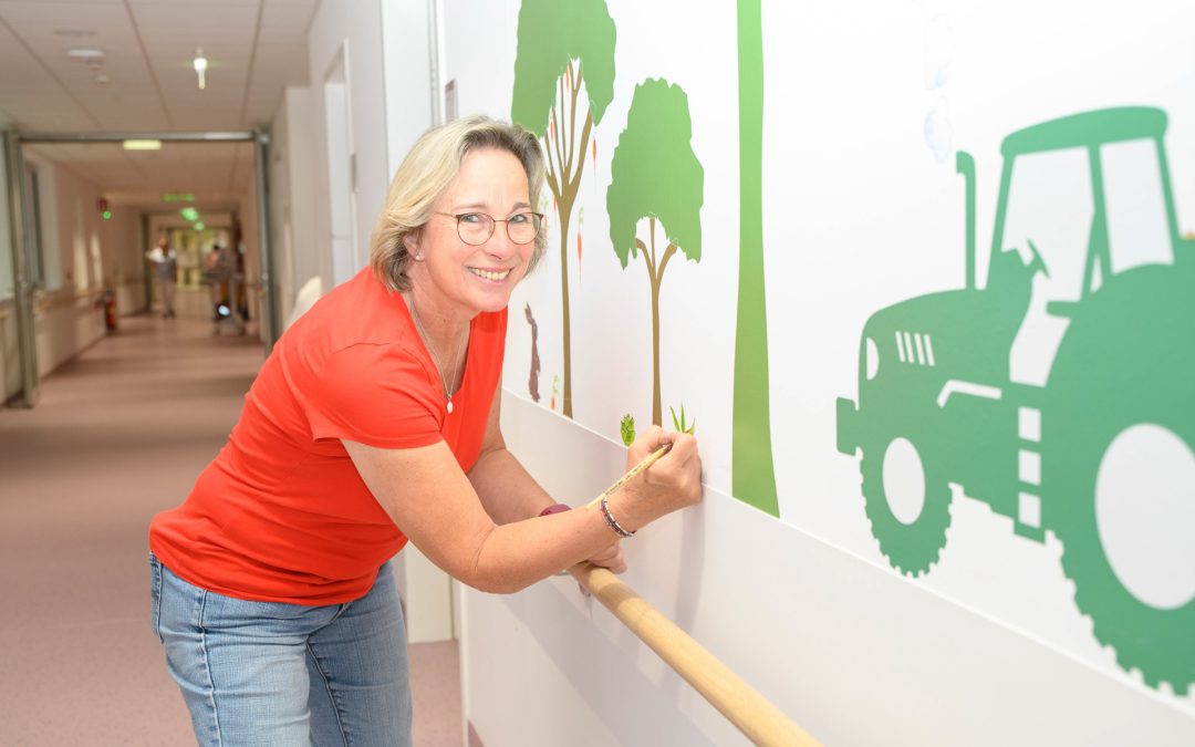 Krankenhaus Braunau: Mäuse, Hasen, Bienen & Co. –Wandmalerei bringt Kinderaugen zum Leuchten