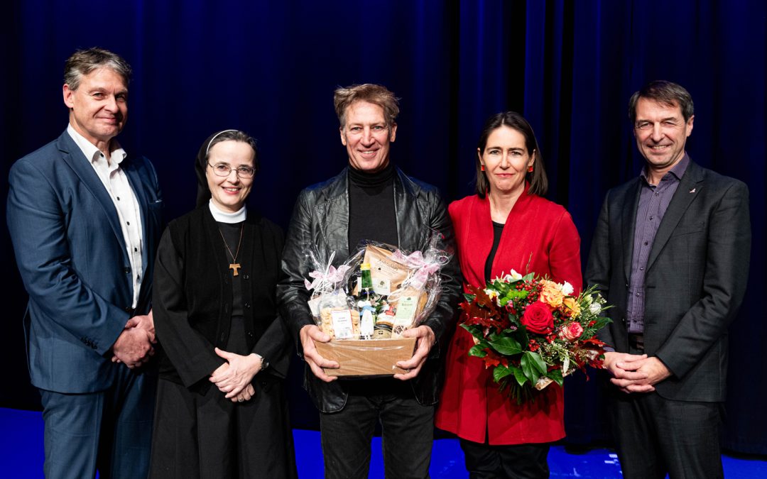 Tobias Moretti & Alexandra Föderl-Schmid mit einem exklusiven Dankeschön an das Krankenhaus Braunau