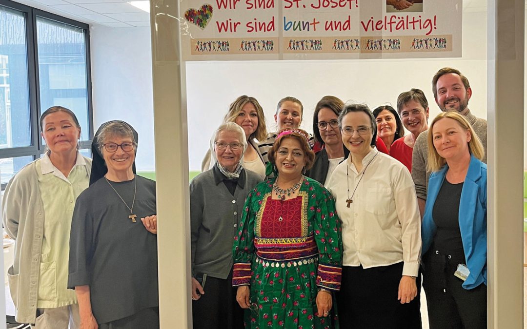 Fast 50 Nationen arbeiten im Krankenhaus Braunau