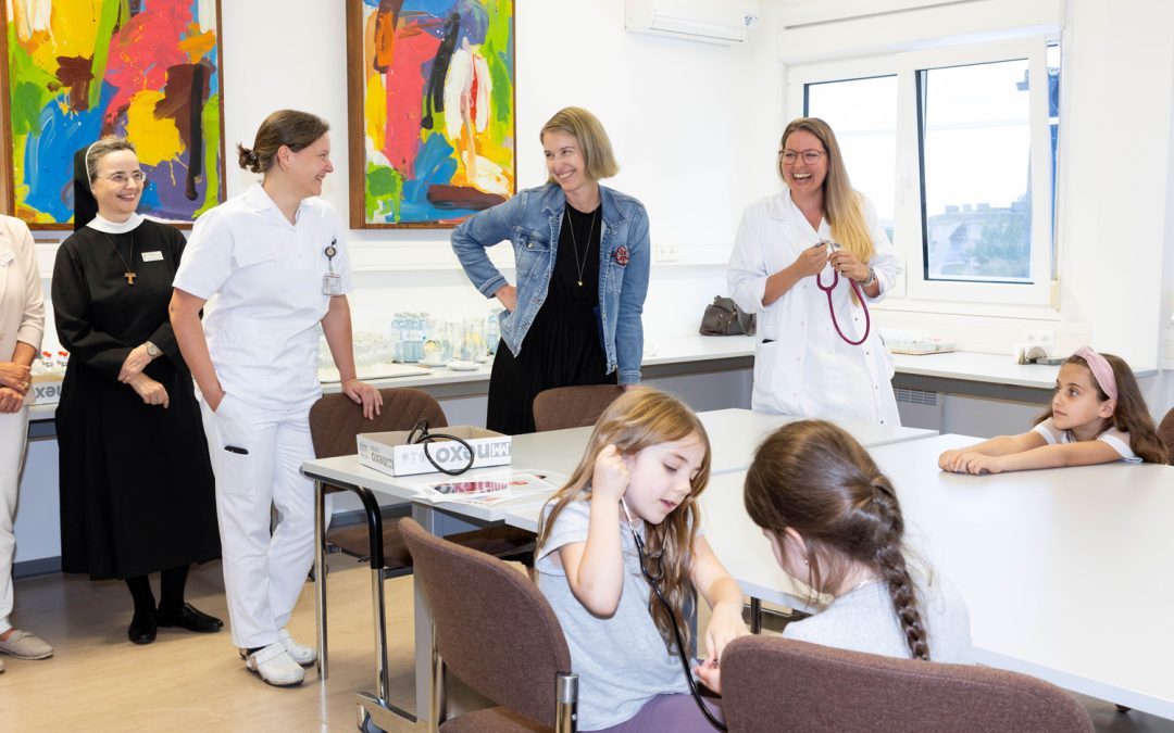 Krankenhaus Braunau: Innovatives Projekt macht Volksschulkinder fit für das Gesundheitswesen