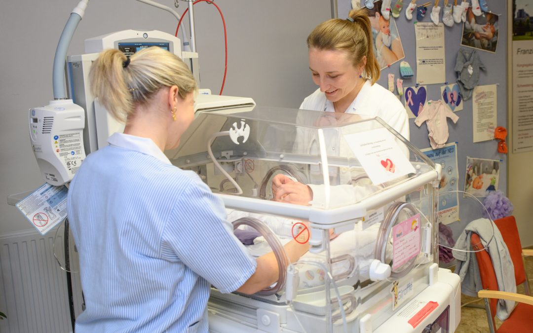 Zum Welttag der Frühgeborenen leuchtet das KrankenhausBraunau in Lila