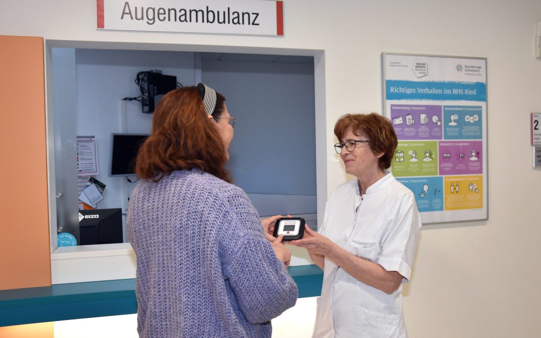 Innovative Lösung für den Klinikalltag: Patient*innen-Pager verbessern Service und Abläufe in der Augenambulanz